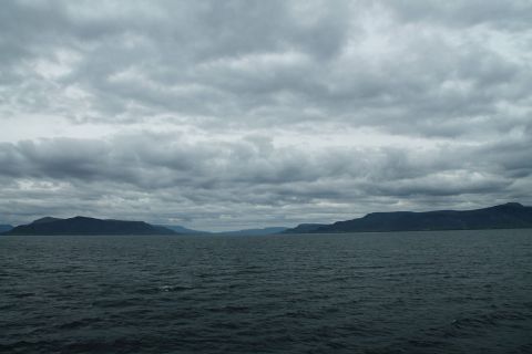 Looking into the whale fjord from the sea / Blick vom Meer in den Walfjord